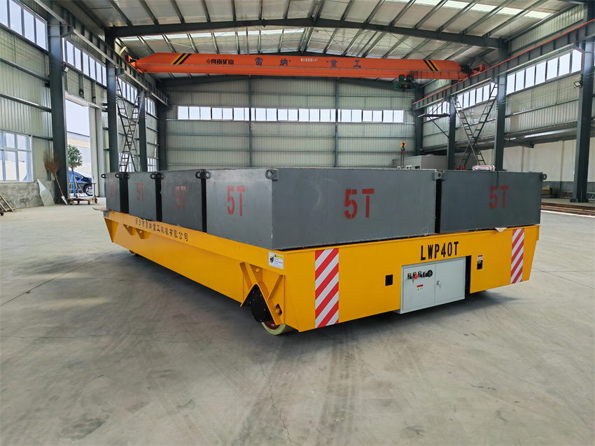 載重40噸無(wú)軌車(chē)廠(chǎng)區(qū)內(nèi)滿(mǎn)載實(shí)驗(yàn)